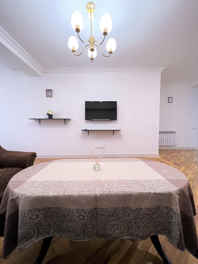 Cosy Apt Near Republic Square Apartment Ереван Екстериор снимка